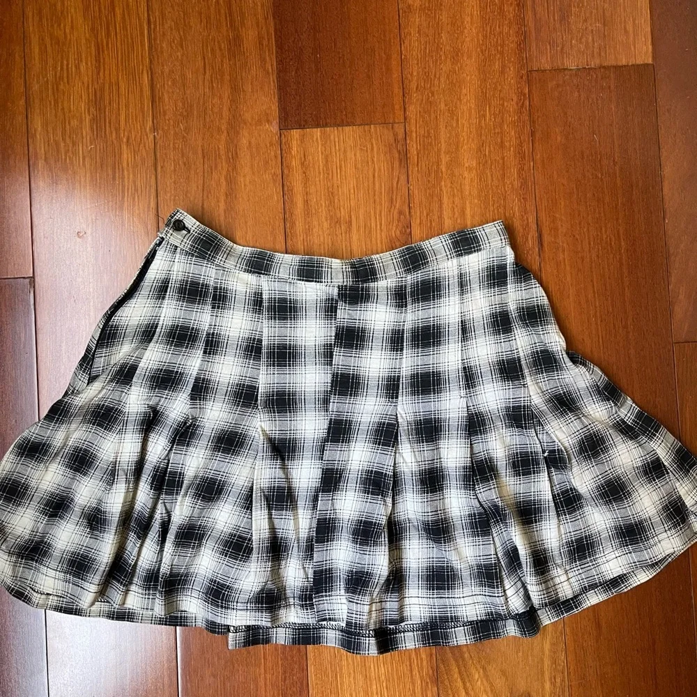 vintage pleated mini skirt - Picture 3 of 9